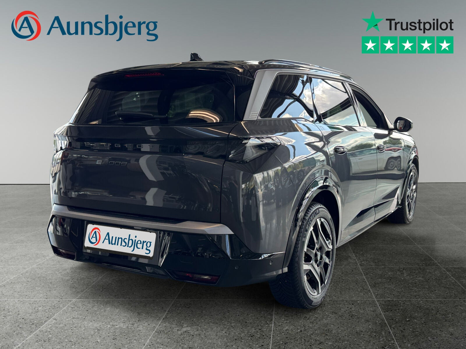 Grå Peugeot e-5008 fra 2025