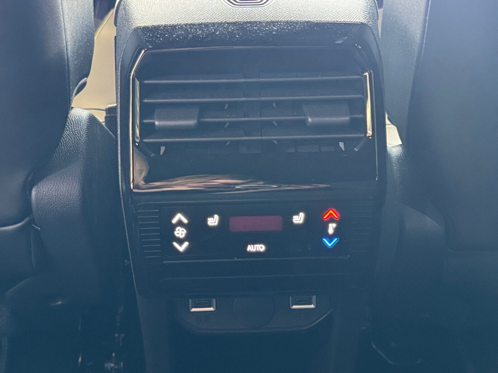 Grå Peugeot e-5008 fra 2025