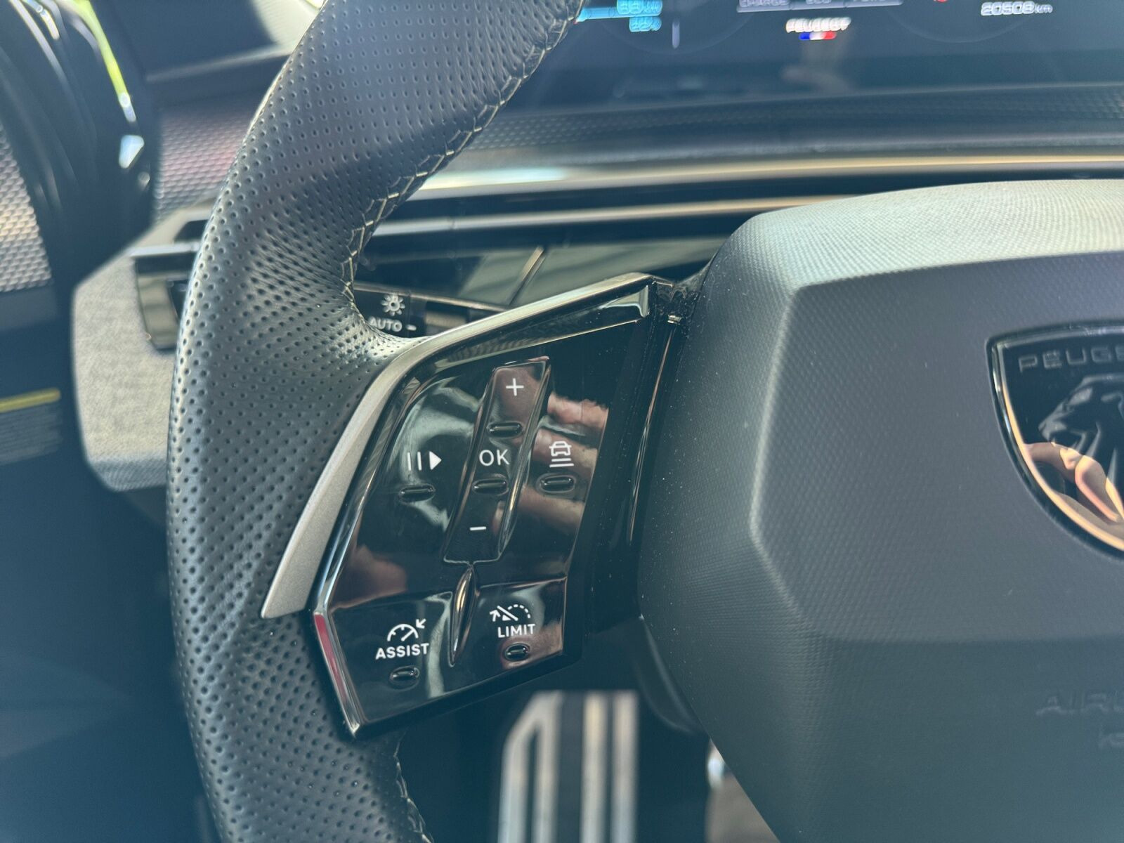 Grå Peugeot e-5008 fra 2025