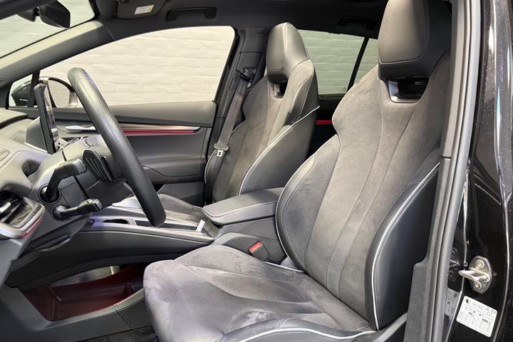 Sort Skoda Enyaq fra 2026