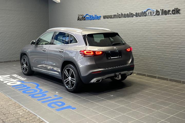 Grå Mercedes GLA200 d fra 2021