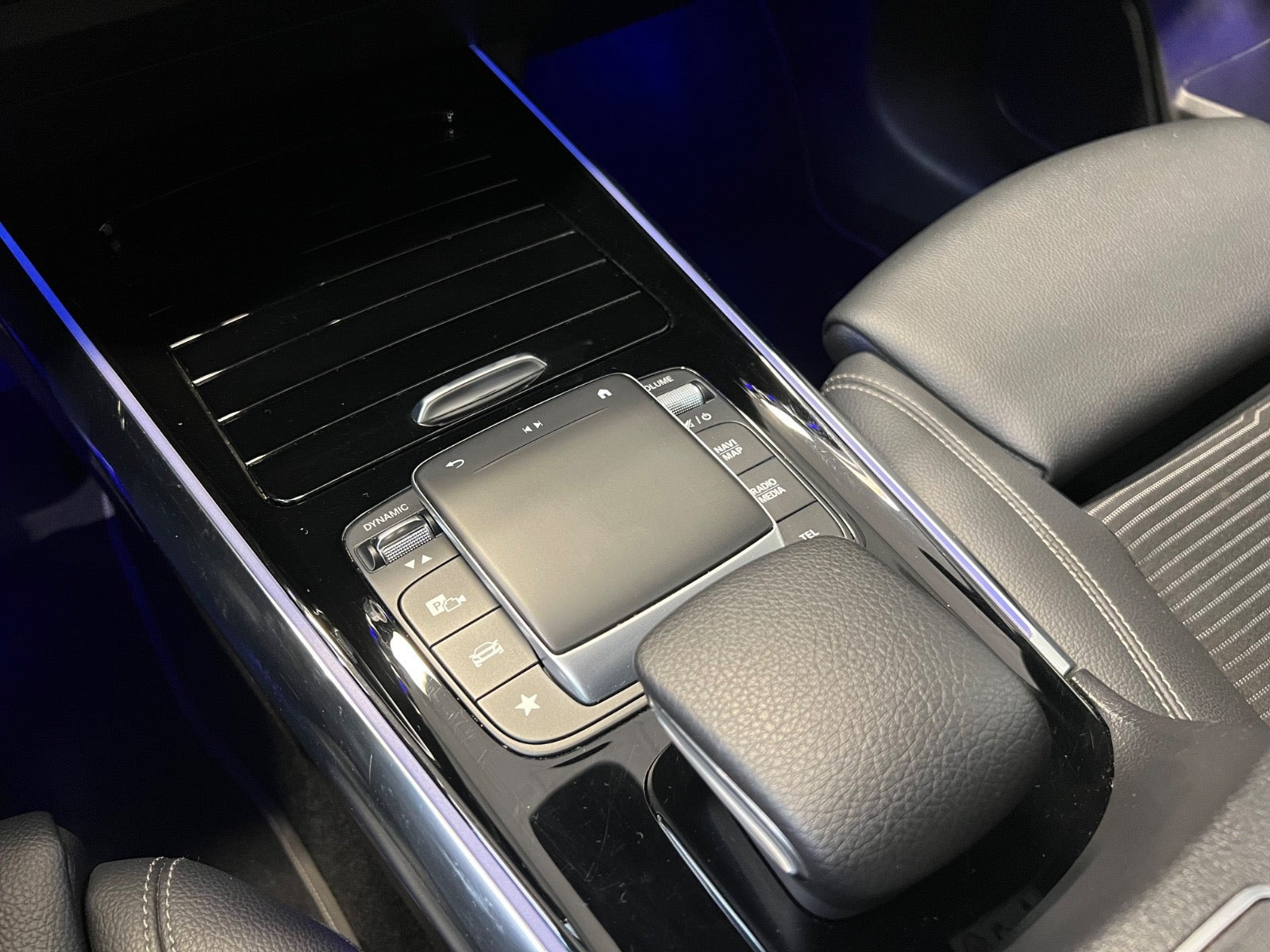 Grå Mercedes GLA200 d fra 2021
