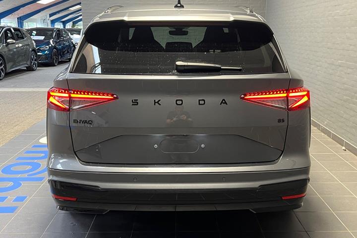 Grå Skoda Enyaq fra 2025