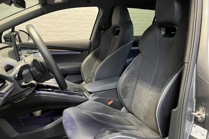 Grå Skoda Enyaq fra 2025