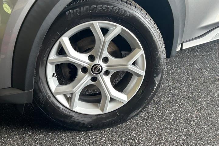 Grå Nissan Juke fra 2020