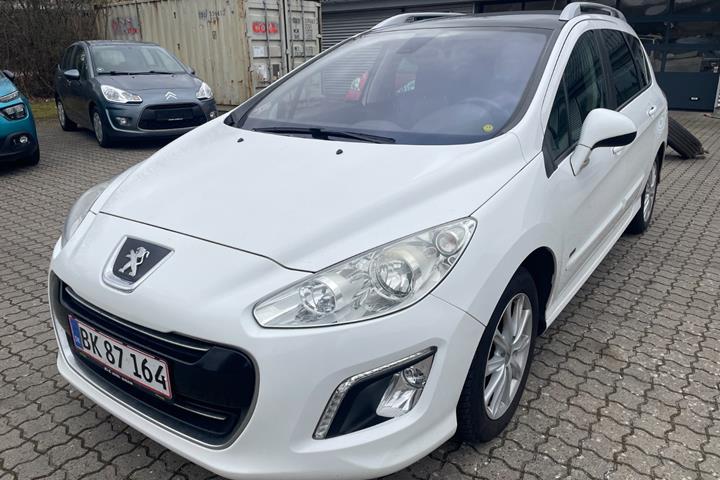 Hvid Peugeot 308 fra 2010 set udefra