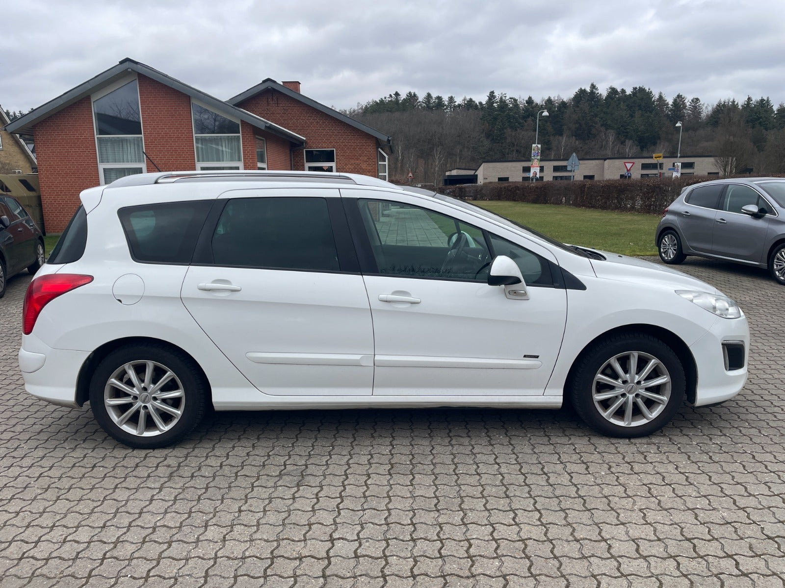 Hvid Peugeot 308 fra 2010