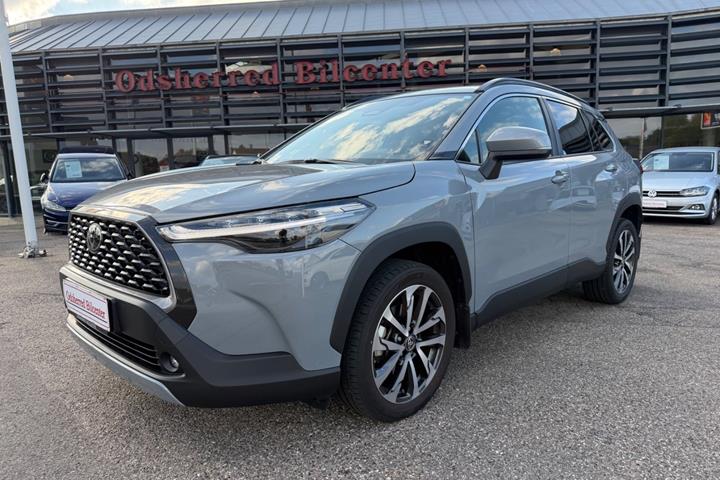 Grå Toyota Corolla Cross fra 2024 set udefra
