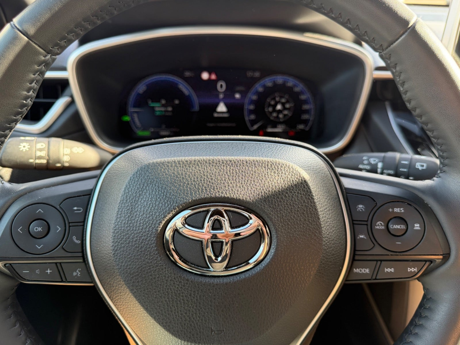 Grå Toyota Corolla Cross fra 2024