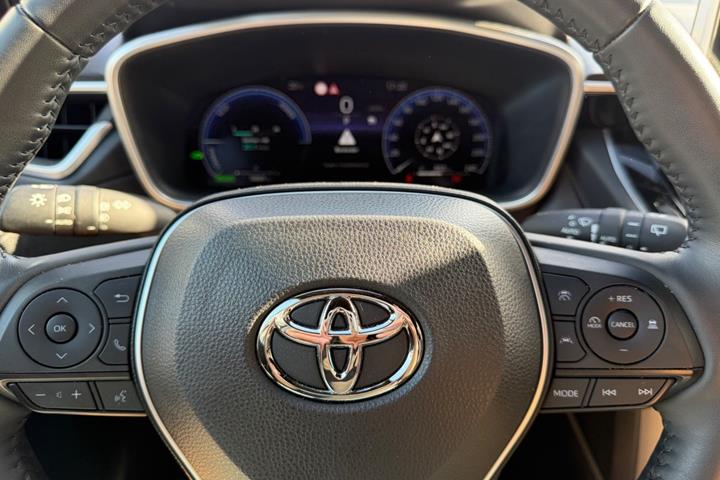Grå Toyota Corolla Cross fra 2024
