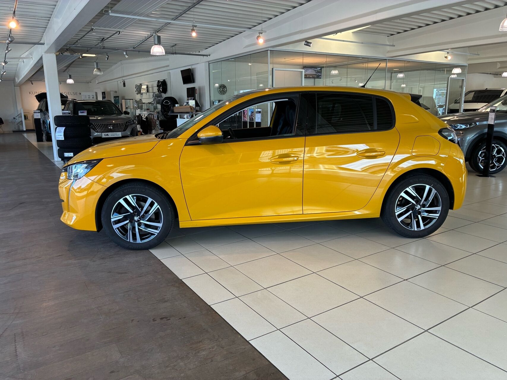 Gul Peugeot 208 fra 2020