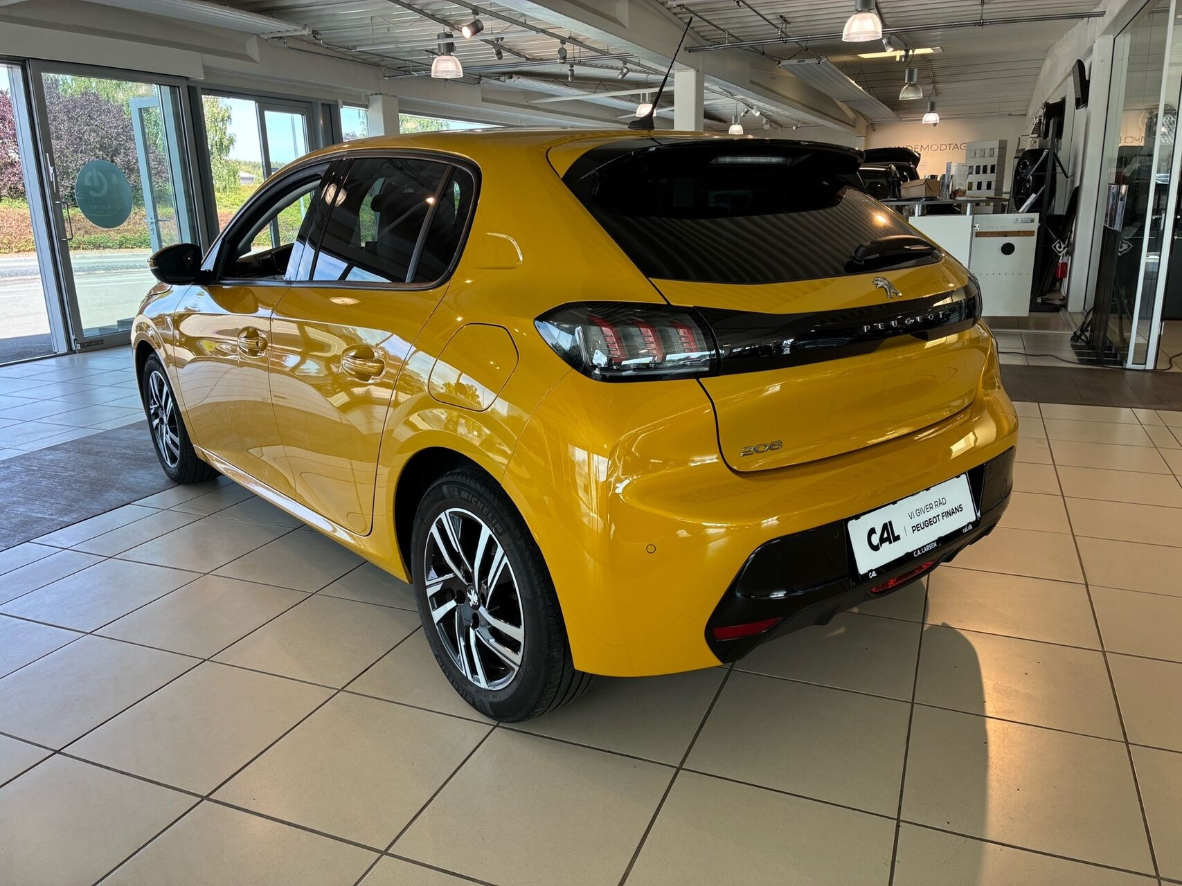 Gul Peugeot 208 fra 2020