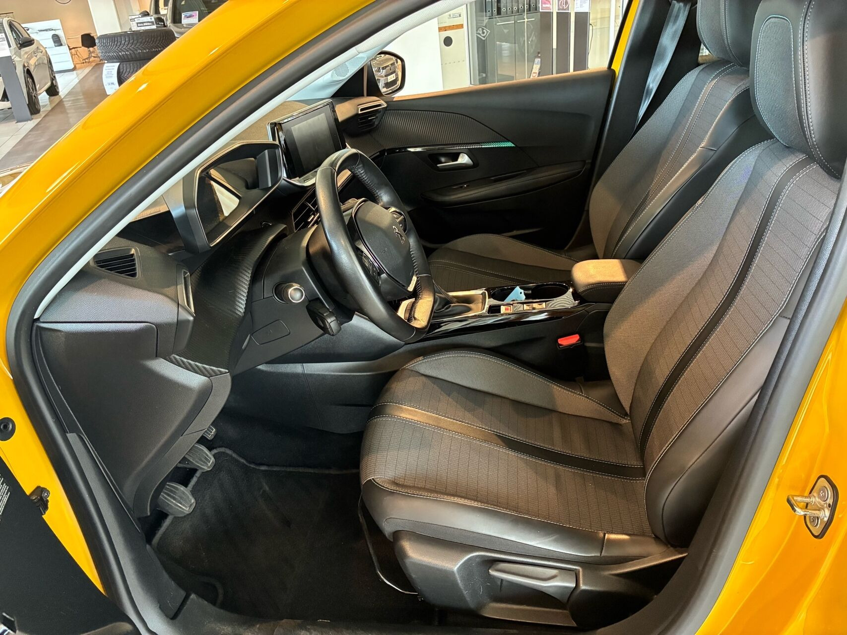 Gul Peugeot 208 fra 2020