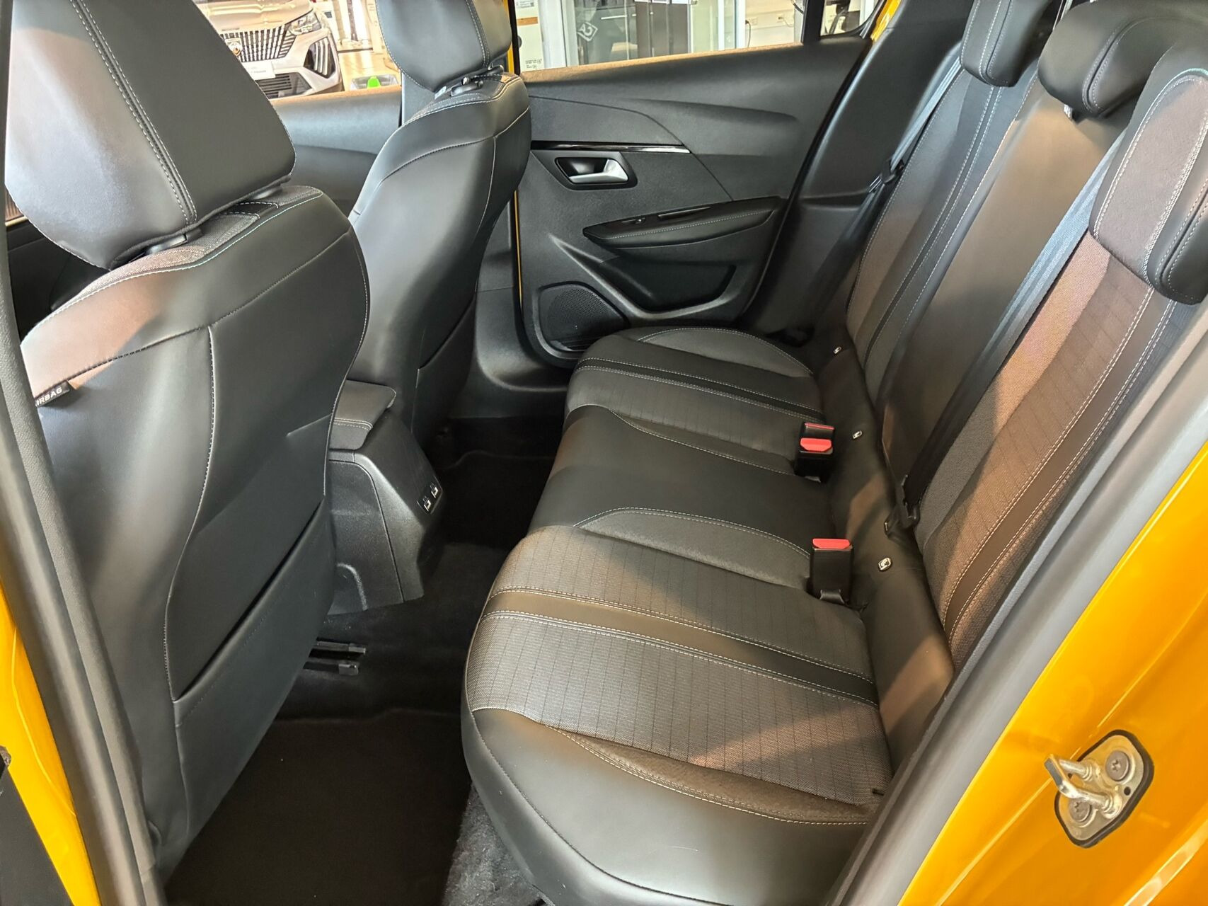 Gul Peugeot 208 fra 2020