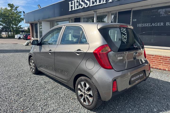 Beige Kia Picanto fra 2017