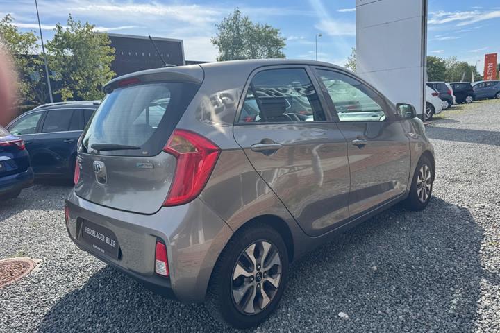 Beige Kia Picanto fra 2017