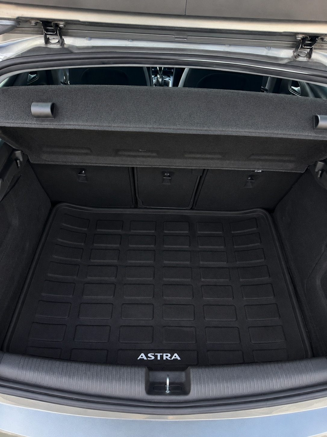 Sort Opel Astra fra 2020