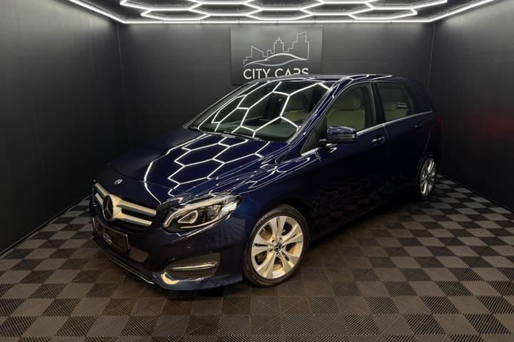 Blå Mercedes B200 d fra 2017