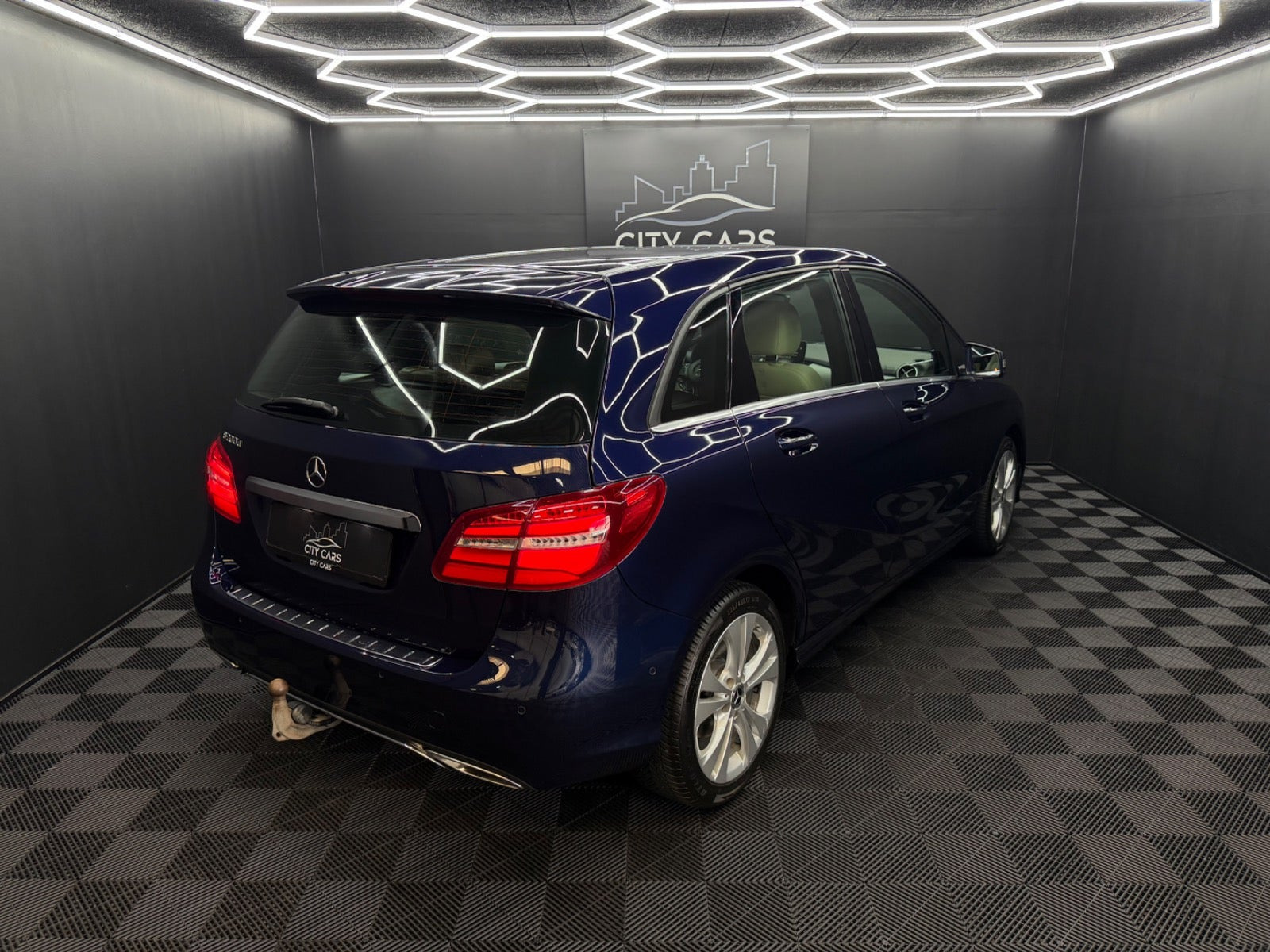 Blå Mercedes B200 d fra 2017