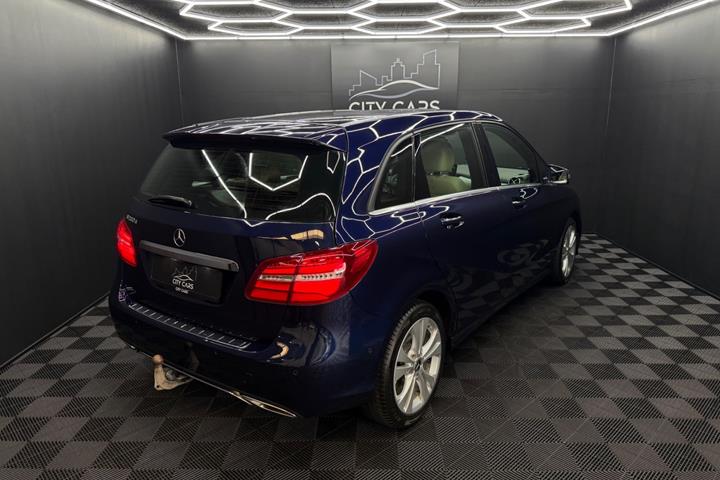 Blå Mercedes B200 d fra 2017