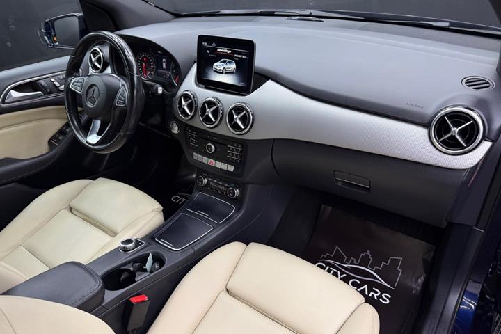 Blå Mercedes B200 d fra 2017