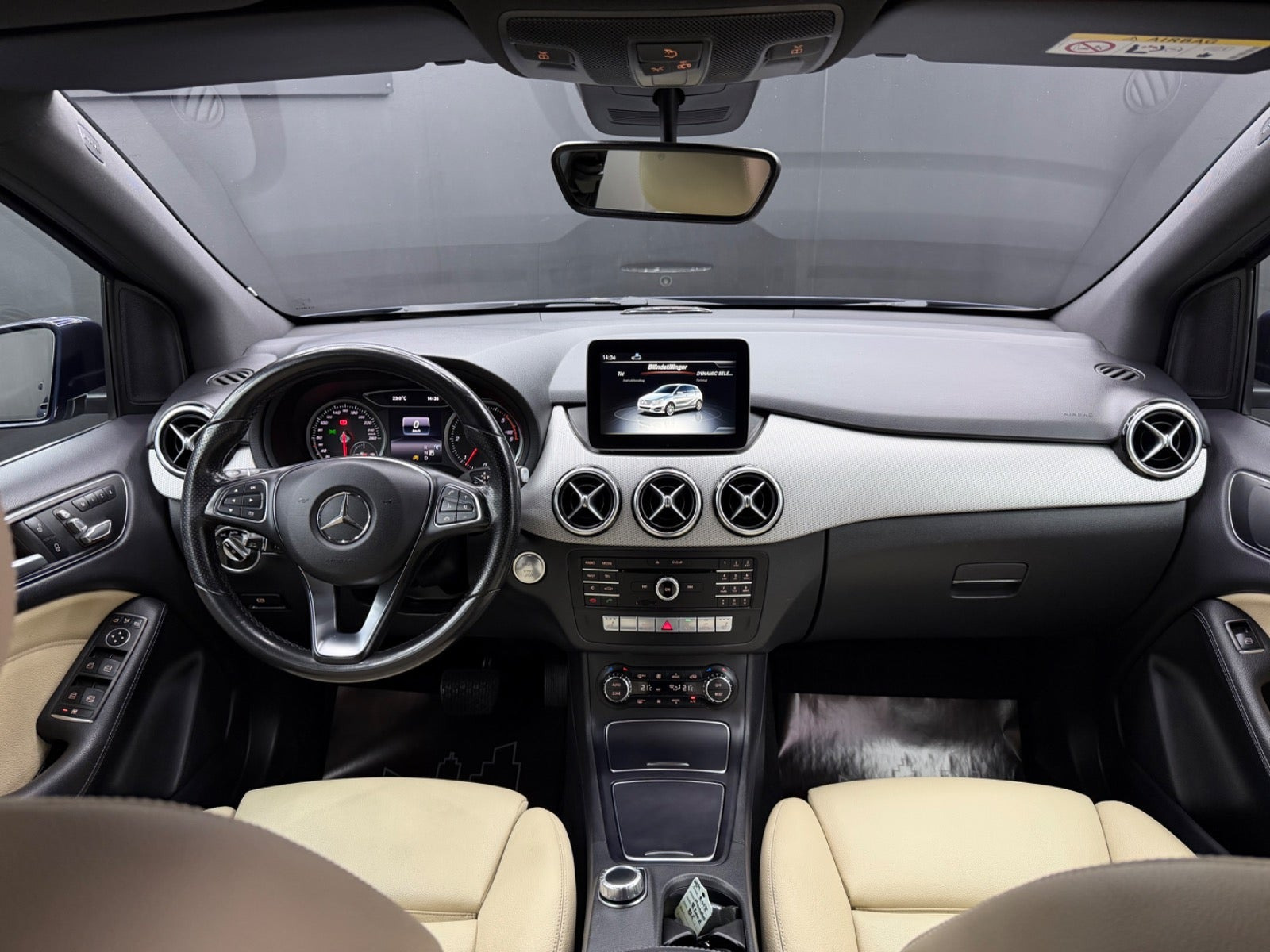 Blå Mercedes B200 d fra 2017