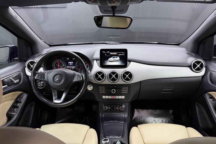 Blå Mercedes B200 d fra 2017