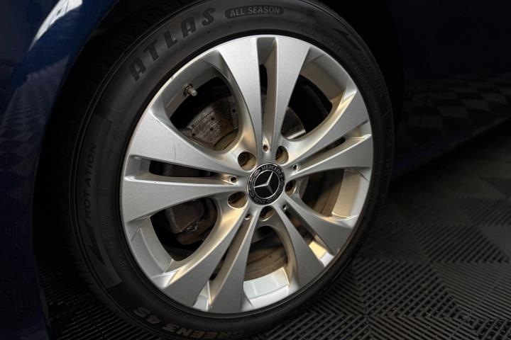 Blå Mercedes B200 d fra 2017