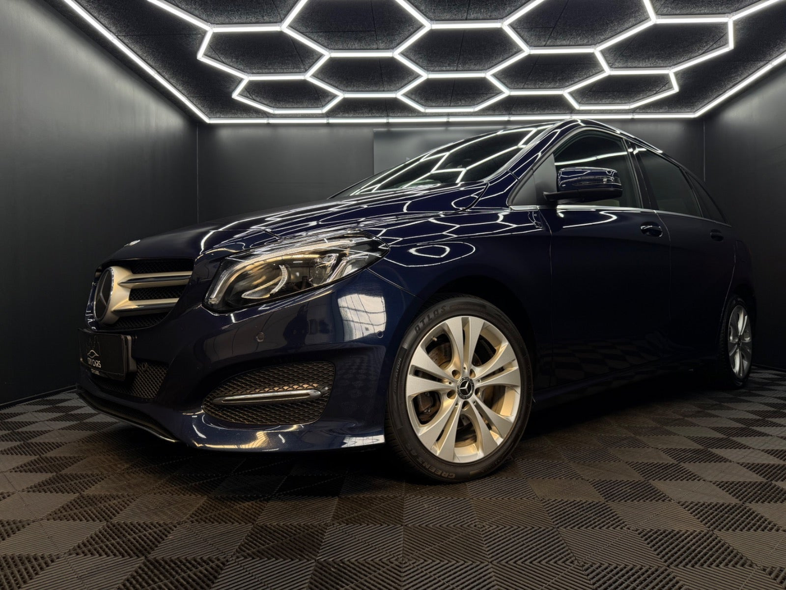 Blå Mercedes B200 d fra 2017