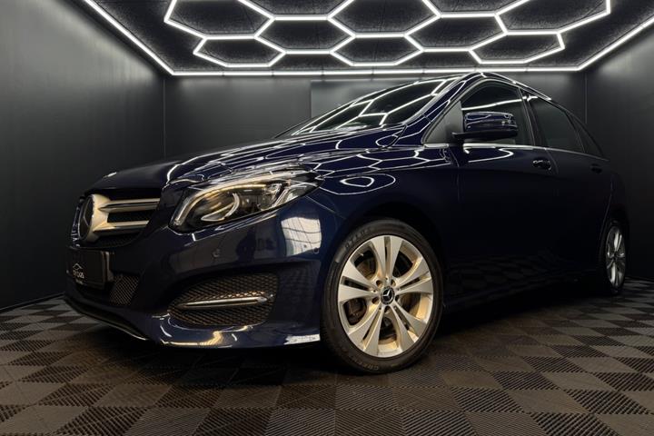 Blå Mercedes B200 d fra 2017