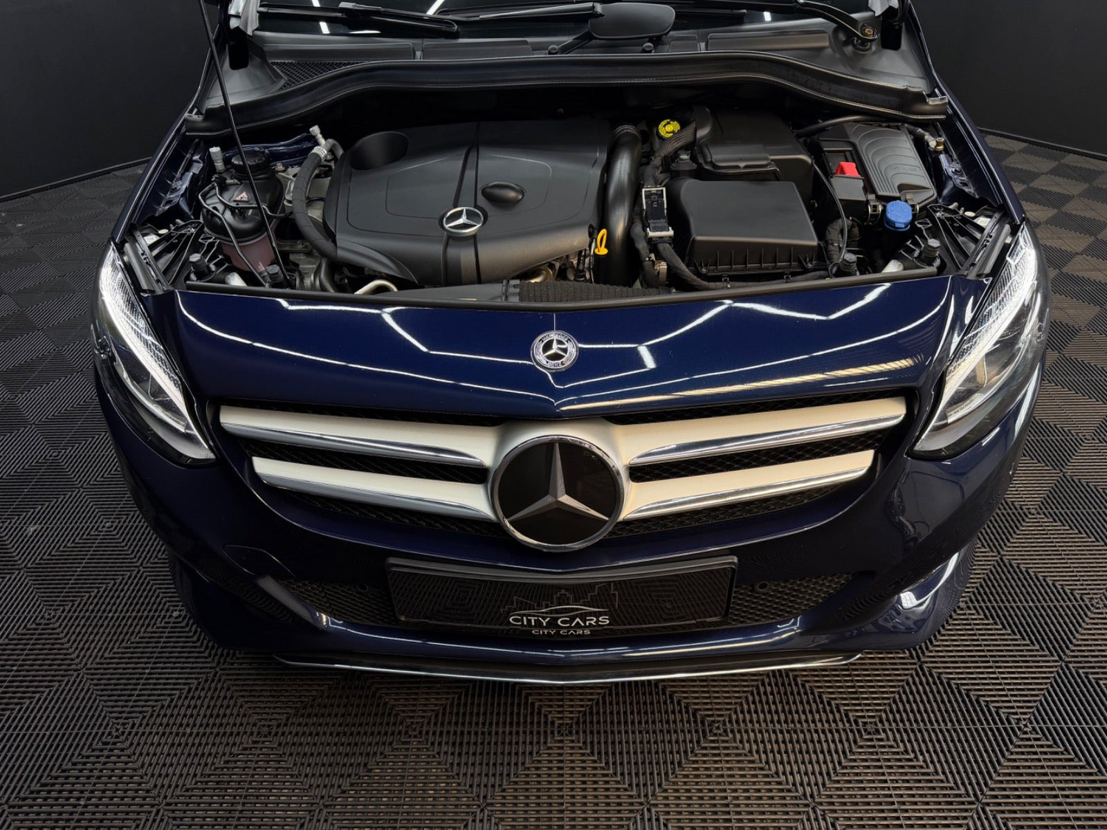 Blå Mercedes B200 d fra 2017