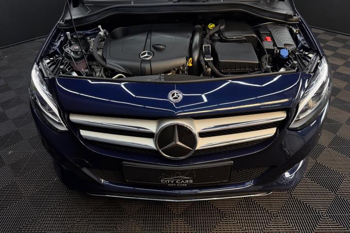Blå Mercedes B200 d fra 2017