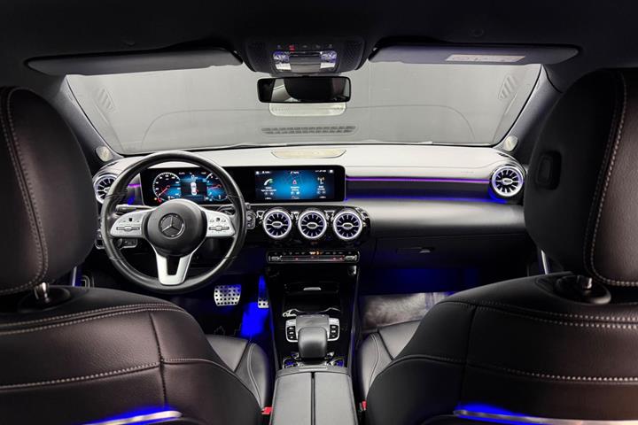 Grå Mercedes CLA200 fra 2019
