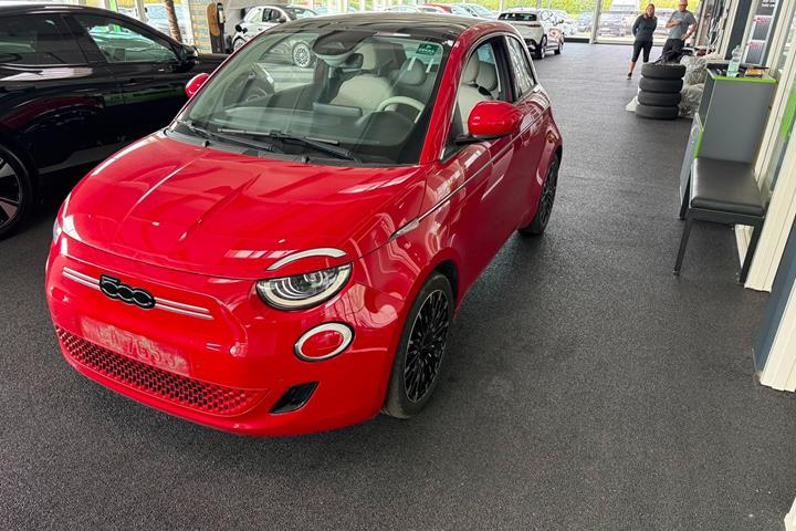 Rød Fiat 500e fra 2023
