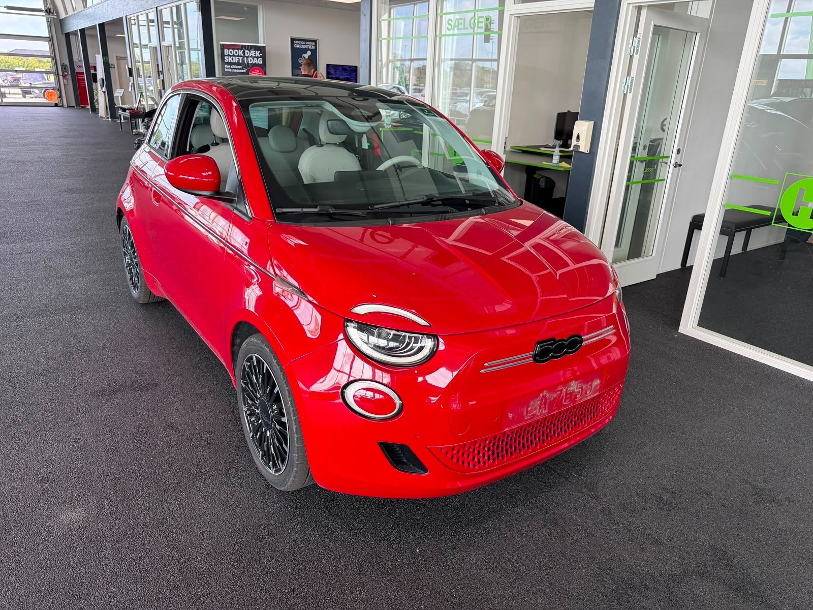 Rød Fiat 500e fra 2023