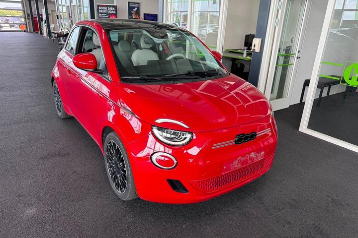 Rød Fiat 500e fra 2023