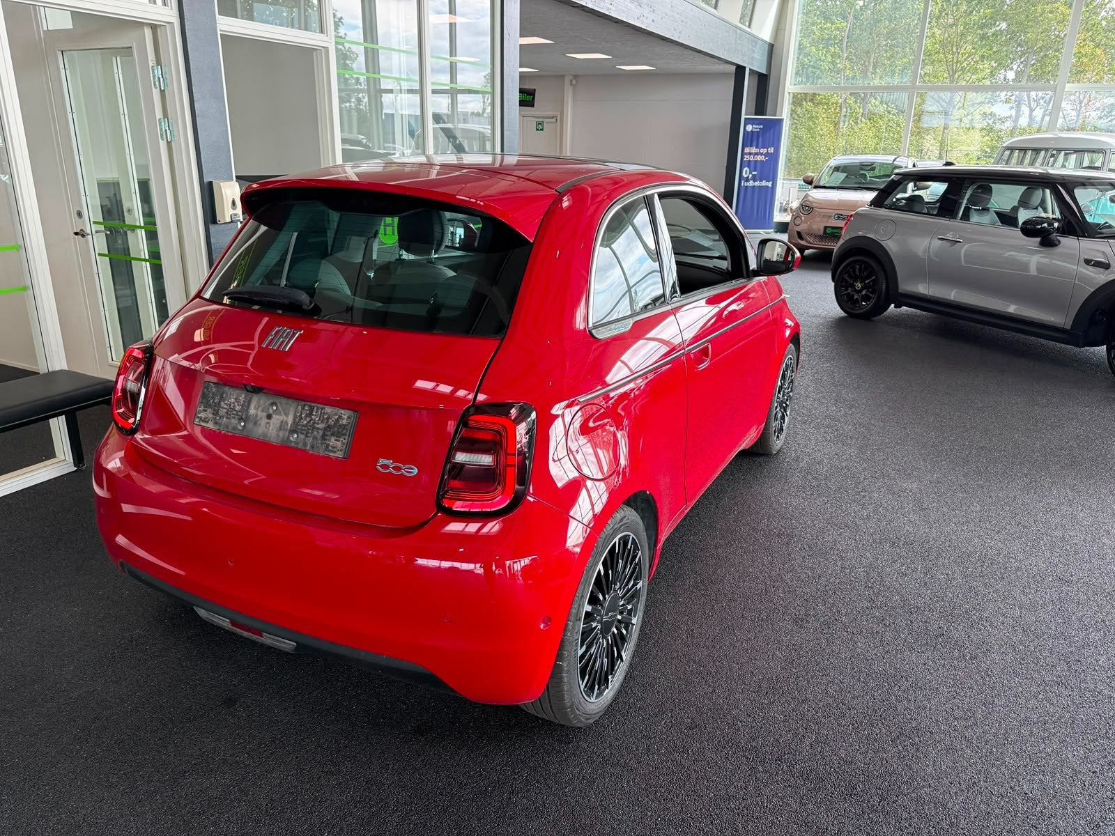Rød Fiat 500e fra 2023