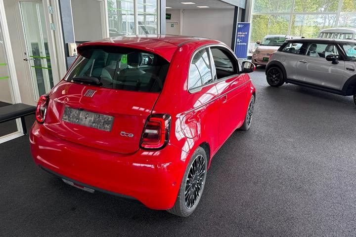 Rød Fiat 500e fra 2023