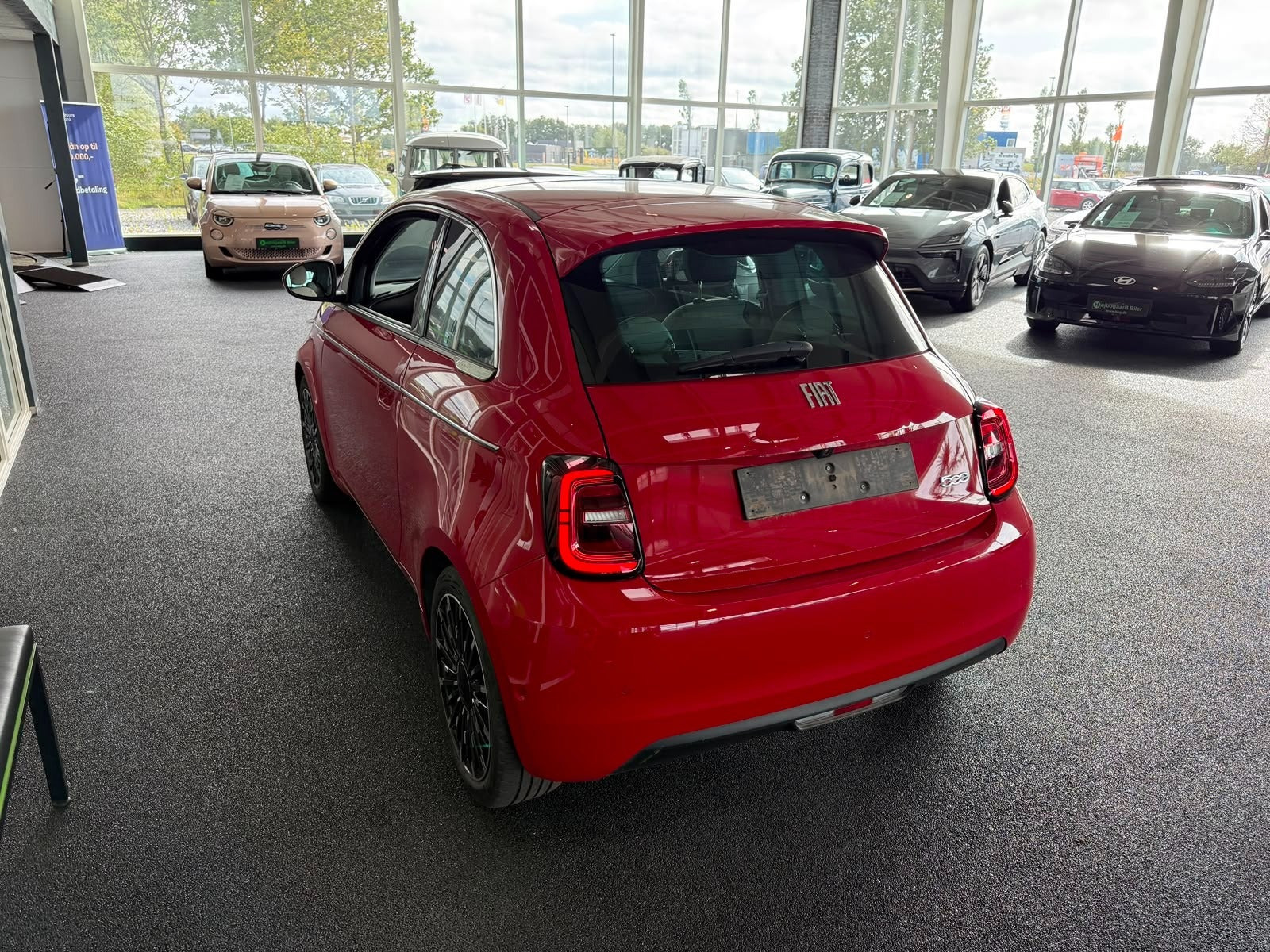 Rød Fiat 500e fra 2023