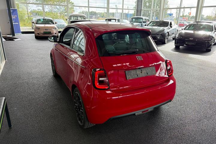 Rød Fiat 500e fra 2023