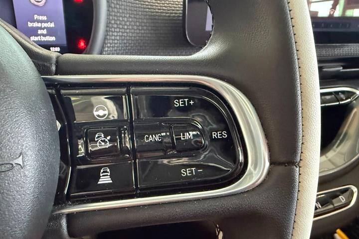 Rød Fiat 500e fra 2023