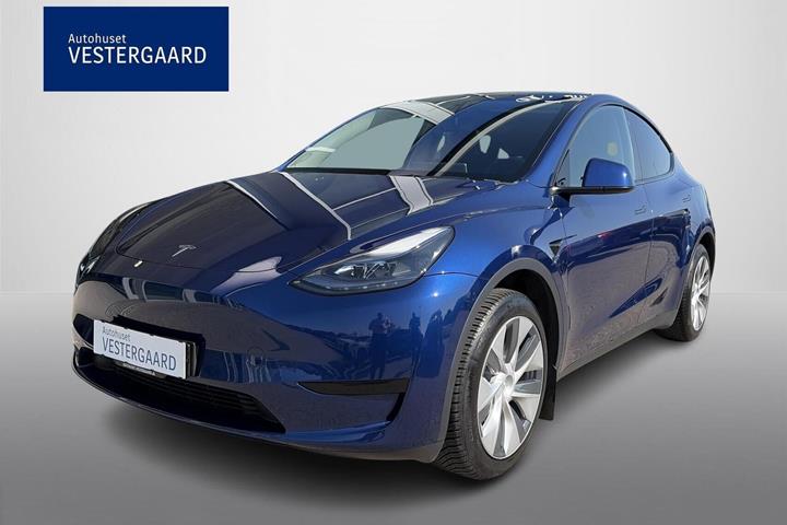 Blå Tesla Model Y fra 2023 set udefra