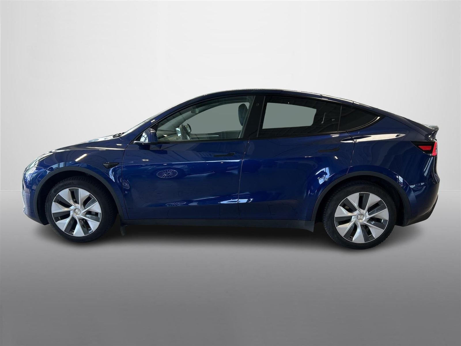 Blå Tesla Model Y fra 2023