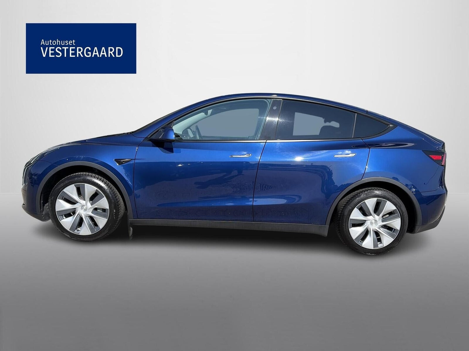 Blå Tesla Model Y fra 2023