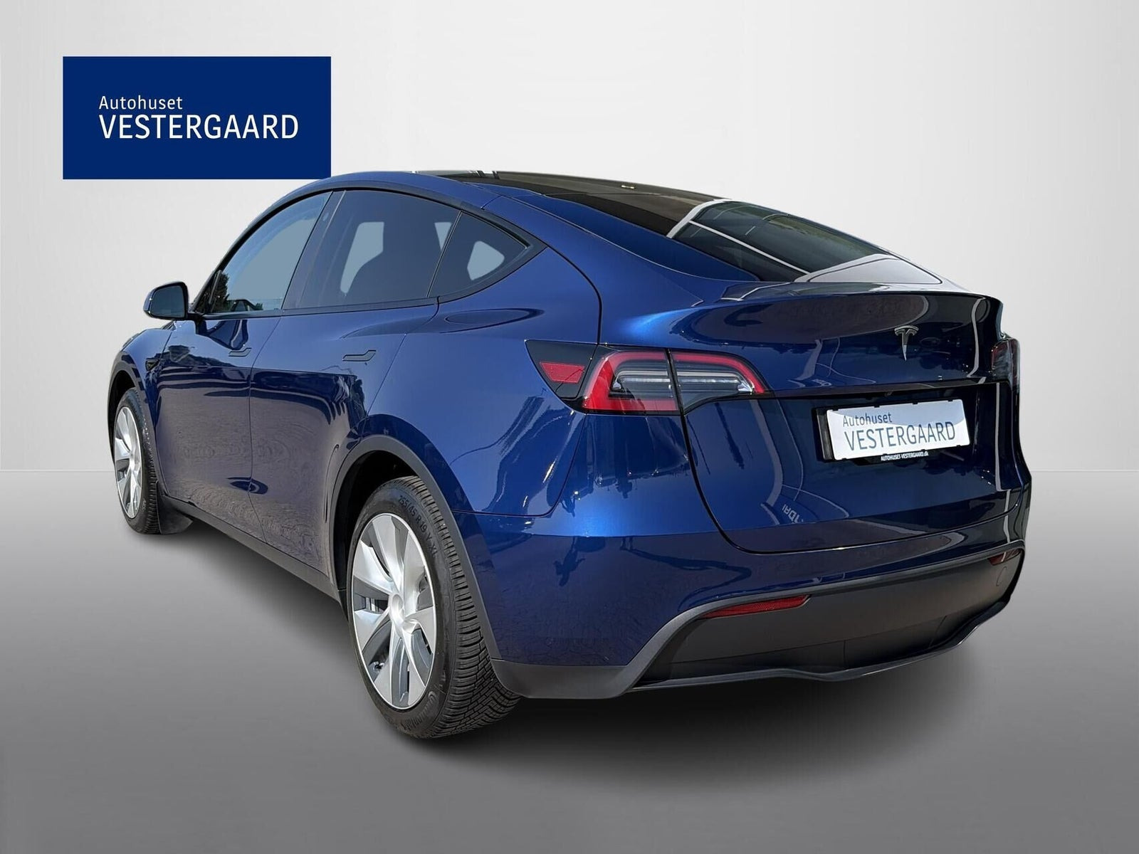 Blå Tesla Model Y fra 2023