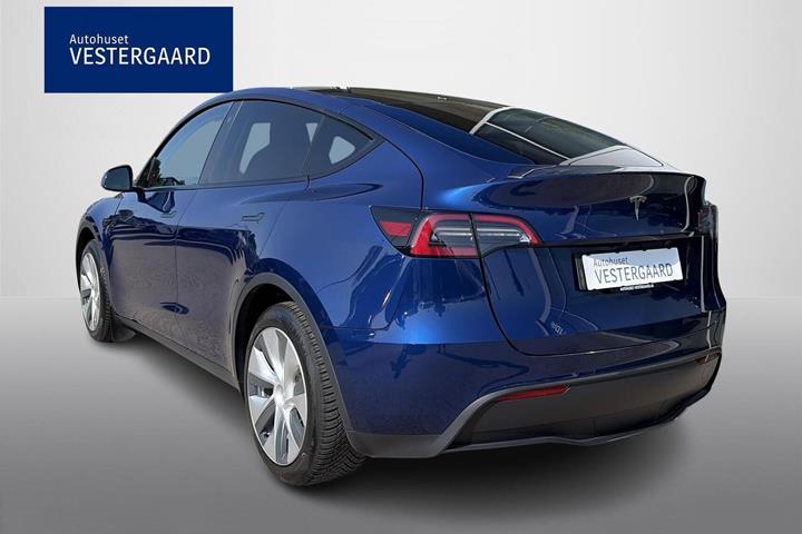 Blå Tesla Model Y fra 2023
