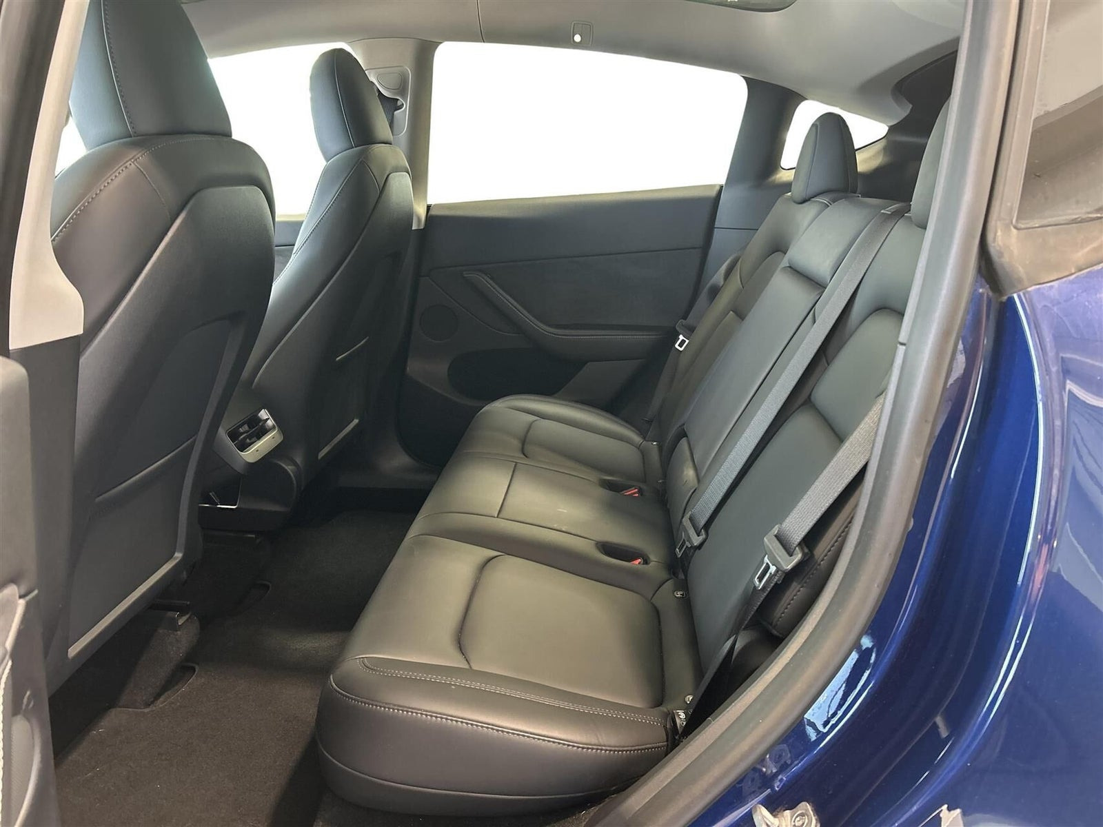 Blå Tesla Model Y fra 2023