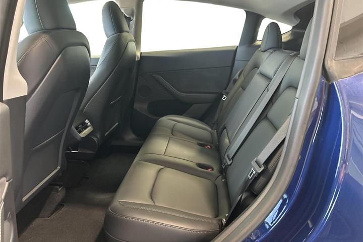 Blå Tesla Model Y fra 2023