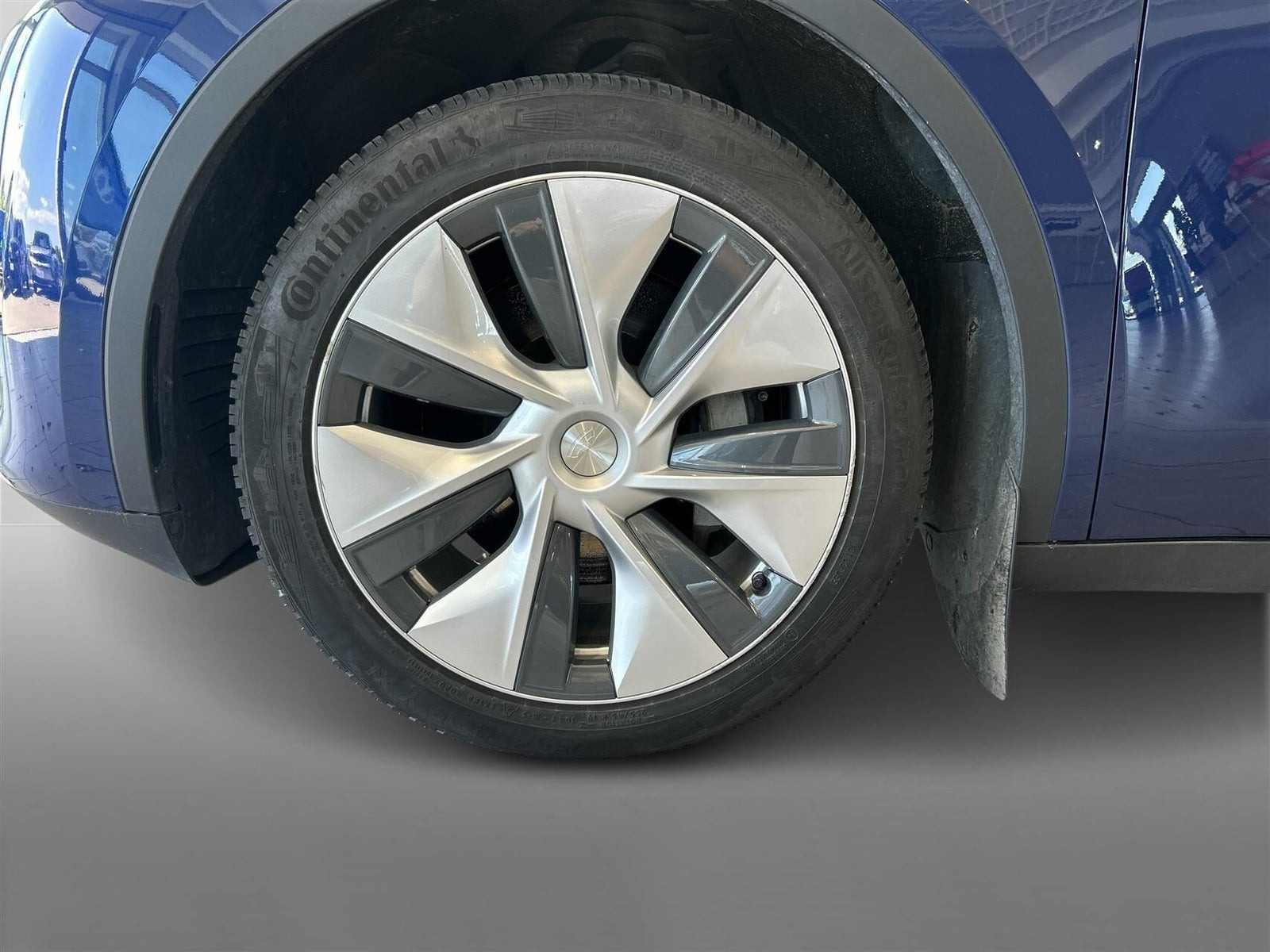 Blå Tesla Model Y fra 2023