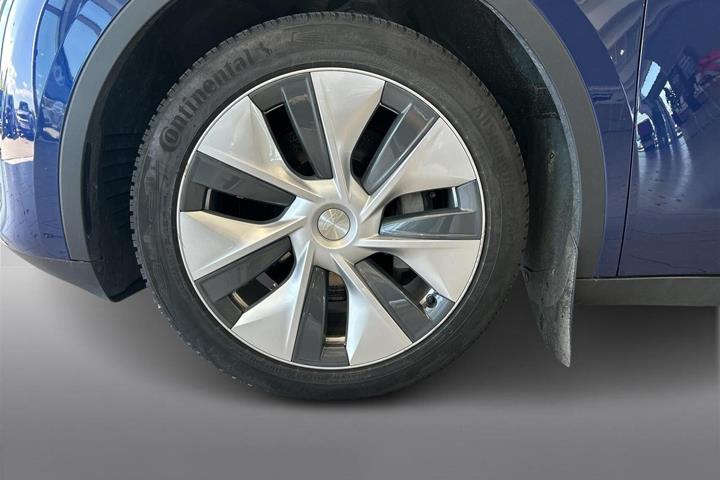 Blå Tesla Model Y fra 2023